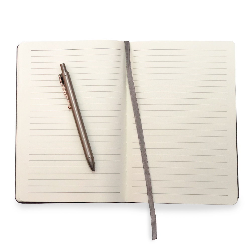 Galeria de imagens Caderneta A5 Pautada Azul com Caneta Fina Ideia